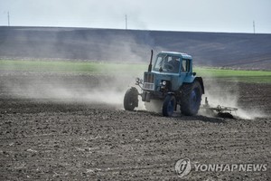 우크라이나, 러시아 전쟁 통에 씨도 제대로 못 뿌려…밥상물가 걱정 길어진다