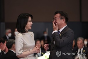 윤호중-김건희 여사 환담 사진 공개에…윤측 "한순간 포착된 것"