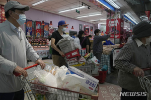 중국 베이징 코로나19 봉쇄 초읽기 루머에 사재기 극성…식료품 동났다