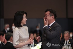 윤호중 &apos;파안대소&apos;했던 이유…김건희 여사 "파평윤씨 종친, 도와달라"