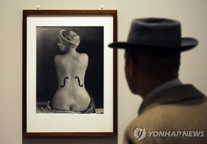 나체 여성 사진에 바이올린 f홀 그려 촬영한 사진 159억원 낙찰…역대 사진 최고 경매가 경신