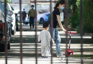 코로나 봉쇄에 질린 중국인들 &apos;이민&apos; 검색 400배↑…"두뇌유출 우려"