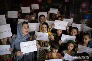 아프간 탈레반, 여성 방송 진행자들 "얼굴 가려라"…여학생 6학년 이후 학교 등교 금지