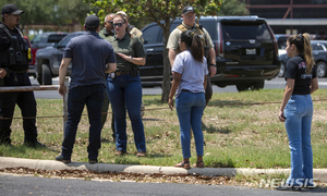 "텍사스 총격범, 할머니 쏘고 초등학교로"…학생 14명·교사 1명 사망