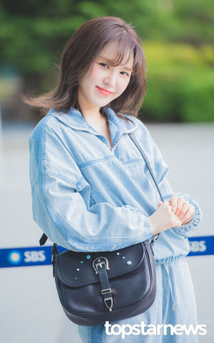 [HD포토] 레드벨벳(Red Velvet) 웬디, ‘파란색 물방울 포인트 가방’ (웬디의 영스트리트 출근길)