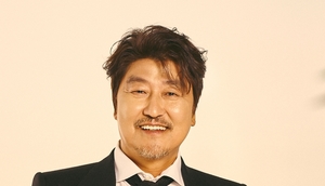 [인터뷰①] 영화 ‘브로커’ 송강호, “배두나의 축하 문자? 못 받아…따로 연락해 오해 풀어야”