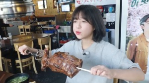 “좀 모자를 것 같은데”…유튜버 쯔양, 2kg 양다리 바비큐 먹방 공개