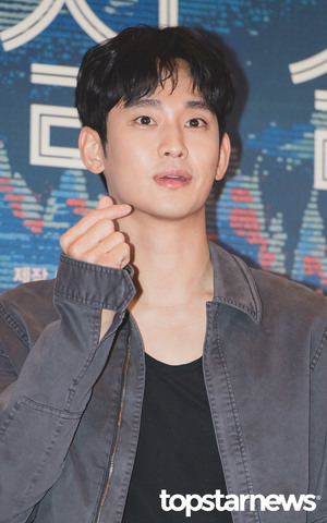 [HD포토] 김수현, ‘볼 옆에 붙이는 게 볼하트 아닌가요?’…‘볼하트가 이런 거 였어?!’ (헤어질 결심 VIP시사회)