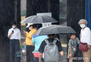 [오늘 날씨] 체감 35도 &apos;찜통더위&apos; 이어져…낮엔 소나기