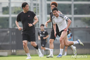 조기 축구에 뜬 &apos;득점왕&apos; 손흥민…멀티골 넣고 찰칵세리머니