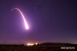 美, 캘리포니아서 ICBM 발사체 실험…"몇 초 만에 폭발"