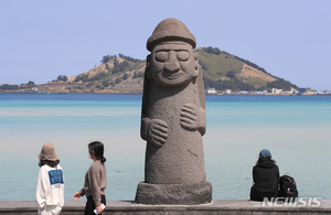 스페인 산티아고 순례길에 제주 &apos;돌하르방&apos; 설치된다