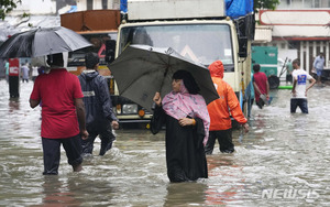 印기상청, 폭우로 일상 마비된 뭄바이에 적생경보 발령