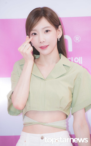 [HD포토] 소녀시대 태연, ‘수줍은 하트와 그렇지 않은 과감한 의상’ (이지엔 팬사인회)