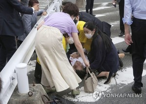 전 해상자위대 출신의 개조된 수제총에 피 흘리며 쓰러진 아베