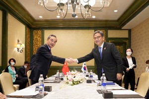 왕이 中 외교, 한국에 "집단정치 유입 피해야"...나토화 우려 견제