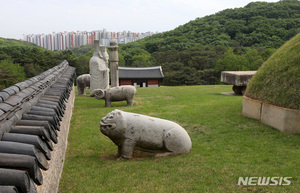 &apos;왕릉뷰&apos; 아파트, 건설사 승소…"공사 중단 안해도 돼"(종합)