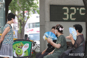 [내일 날씨] 토요일 흐리고 구름…&apos;낮 35도&apos; 무더위·열대야 계속