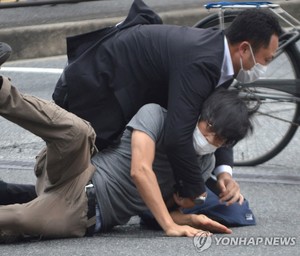 아베, 유세 중 전직 해상자위대원 총격에 사망…"불만이 있어서 죽이려고 했다"