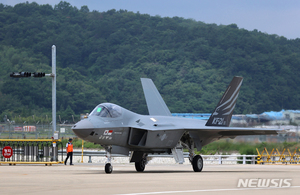 한국형 전투기 KF-21 지상 활주 시작…이달 중 첫 비행 예정