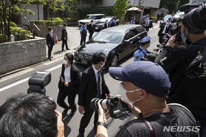 "아베 사망, 日 잔혹성 겪은 한국 반응 복합적"…美 매체, 역사 갈등 조명