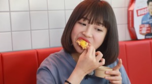 “중요한 건 토핑의 조화”…유튜버 쯔양, 대형 피자→떡볶이 먹방 공개