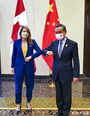 中왕이·캐나다 외무장관 회담…"양국관계 정상궤도 올려놓자"