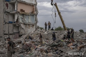 우크라전 137일, 러군 도네츠크에 화력 집중…아파트에 로켓, 15명 사망