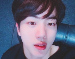 ″lovely seokjin″ 방탄소년단 진, 약 먹는 것도 귀여운 &apos;왕귀염둥이&apos;