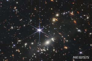 제임스 웹 우주망원경이 포착한 은하… 바이든 "역사적인 날" [뉴시스Pic]