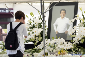 아베, 도쿄 사찰서 장례식…기시다·&apos;아베파&apos; 등 지인만 참석
