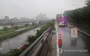 수도권에 시간당 50㎜ 폭우…KTX 광명역 침수·서울 동부간선 도로 등 통제