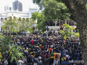 스리랑카, &apos;임시대통령&apos;된 총리 비상사태 내려…시위대와 맞서
