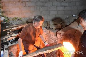 "文, 놀러온 이후 타깃" 평산마을 도예가, 극우 유튜버 스토킹 혐의로 진정서 낸 사연