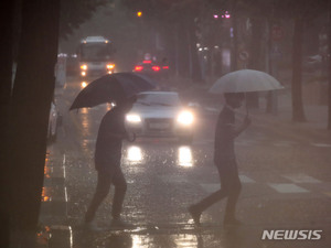 [내일 날씨] 일요일, 수도권 중심으로 비…천둥·번개 동반