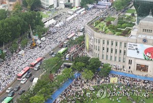 3년 만에 서울광장 돌아온 성(性) 소수자 퀴어축제…인근서는 맞불 집회
