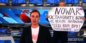 생방송 중 &apos;반전&apos; 외쳤던 러 언론인 또 체포…석방된 듯