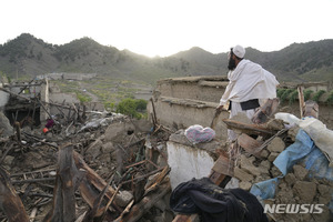 강진 내습 아프가니스탄에 규모 5.1 지진..."추가 피해 우려&apos;