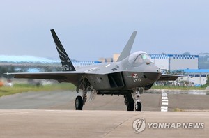 방사청 "한국형 전투기 KF-21 최초 비행 성공…비행시험 단계 돌입"
