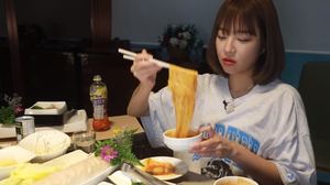 “혼자 먹으면 이상해 보일까봐”…유튜버 쯔양, 훠궈집 방문→27만 원 투자 먹방 공개