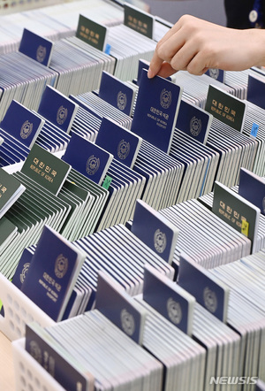 韓, 세계에서 가장 힘 있는 여권 2위…1위는 어디?