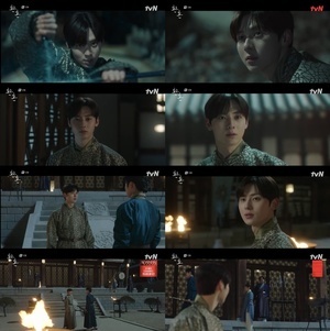 &apos;환혼&apos; 황민현, 조재윤과 &apos;쌍칼&apos; 액션 선보여