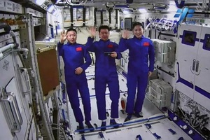 중국 우주인들, 도킹에 성공한 원톈실험창에 진입