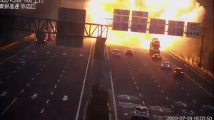 中 고속도로 트럭 폭발… 폭탄 터진 듯 도로 화염에(영상)