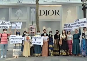 "디올 치마 표절? 전형적인 내로남불"…서경덕, 중국 유학생 시위에 일침