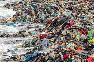 영국서 버려진 헌옷…가나 해변 쓰레기 산으로(영상)