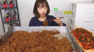 “10개 생각보다 작아”…유튜버 쯔양, 유니 자장 10봉지 먹방 공개