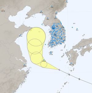 [오늘 날씨] 제5호 태풍 &apos;송다&apos; 영향 제주·남부 폭우, 중부 소나기…송다 이동 경로 칭다오에서 신의주 방향으로 수정돼