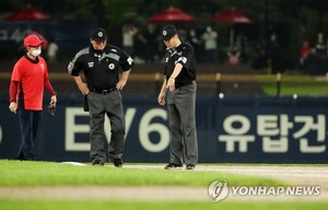 프로야구 심판, 이어폰·마이크 끼고 나온다…실시간 소통하기로