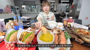 “상다리 부러져” 유튜버 쯔양, 킹타이거 새우→수제버거까지…8명 요리 먹방 도전